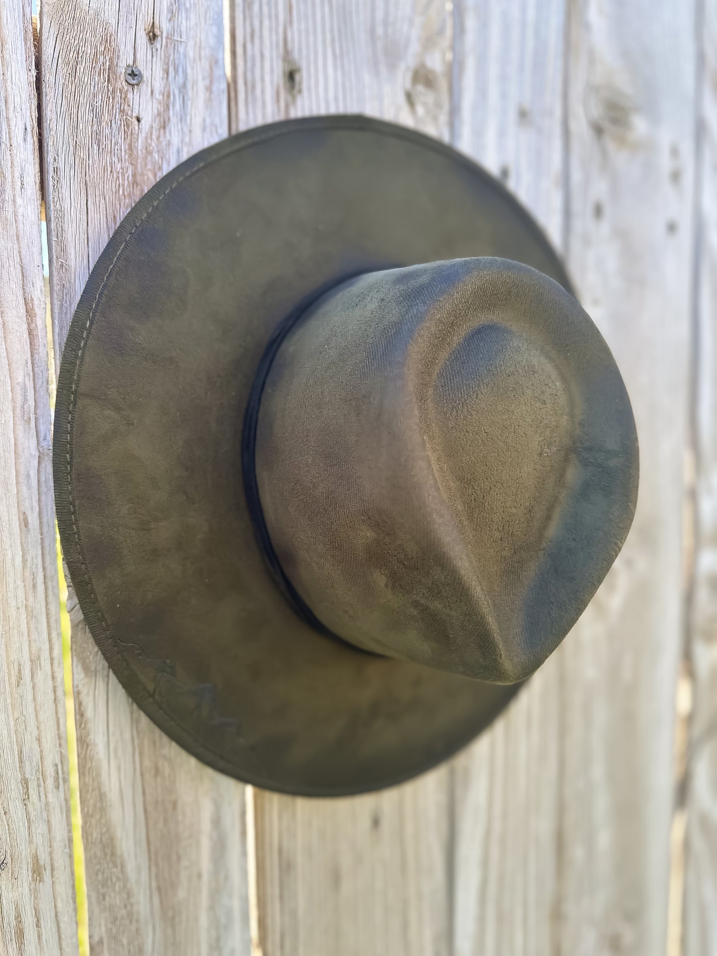 THE RIVER hat